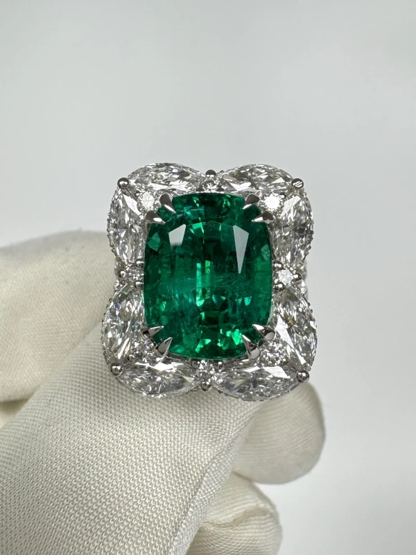 No name EMERALD 7.86 CT VIVID GREEN RING (GUILD) NN7.86 2