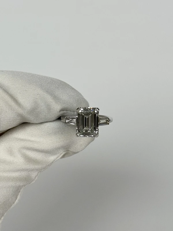 RalfDiamonds EMERALD DIAMOND 3.70 CT L/VS1 RING (SIZE 52) 3.70 CT 2