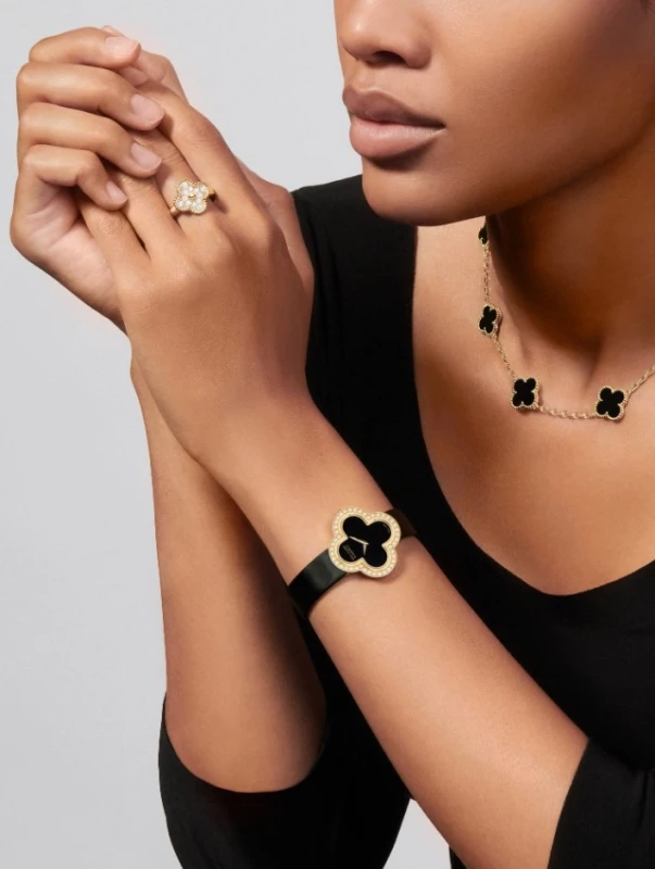 Van Cleef & Arpels VINTAGE ALHAMBRA RING (SIZE 52) VCARO26M52 3