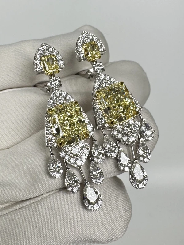 No name DIAMOND EARRINGS 6.35-6.22 CT FANCY LIGHT YELLOW/VS1 (GIA) 6.35-6.22 CT FLY/VS 4