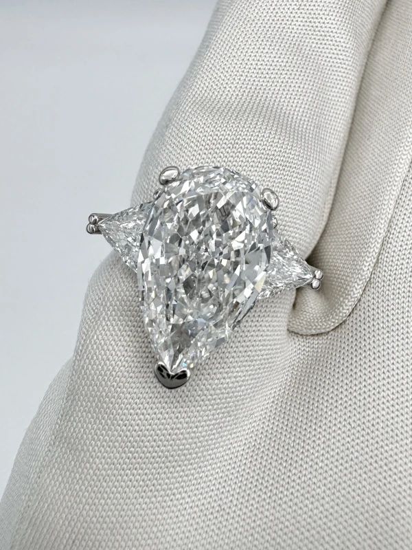 BUCHERER PEAR DIAMOND 5.09 CT E/VVS2 RING (SIZE 52) B5.09 CT E/VVS2 5