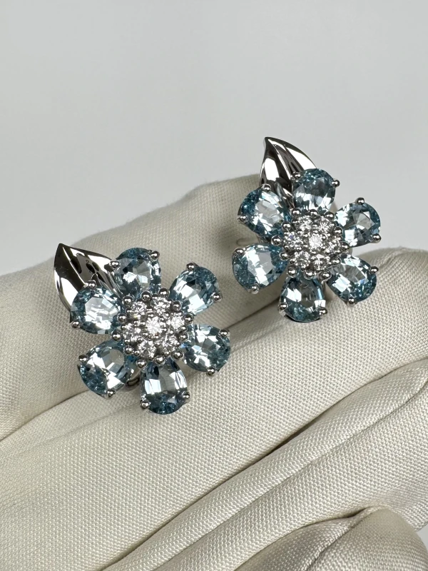 Van Cleef & Arpels Fleurs d’Hawaï Earrings VCARPHKB00 4