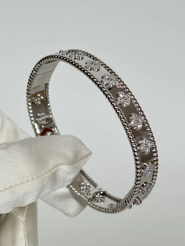 Van Cleef & Arpels. Perlée clovers bracelet, medium model VCARN5B100 4