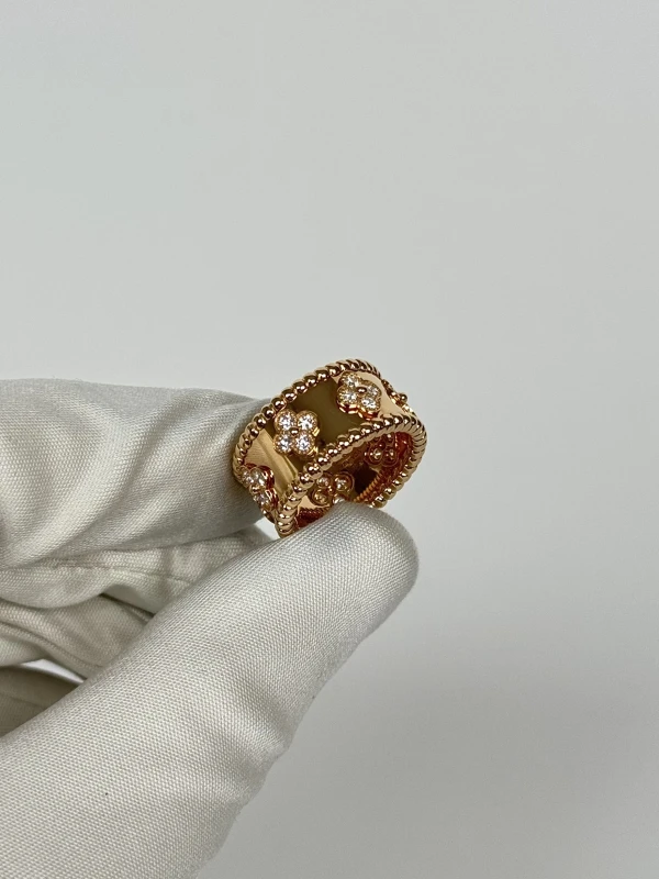 Van Cleef & Arpels PERLÉE CLOVERS RING, MEDIUM MODEL VCARO9LN00 3