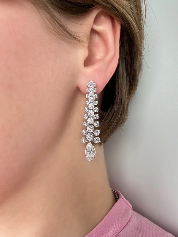 Graff WHITE PEAR SHAPE AND ROUND DIAMOND EARRING RGE1944 5