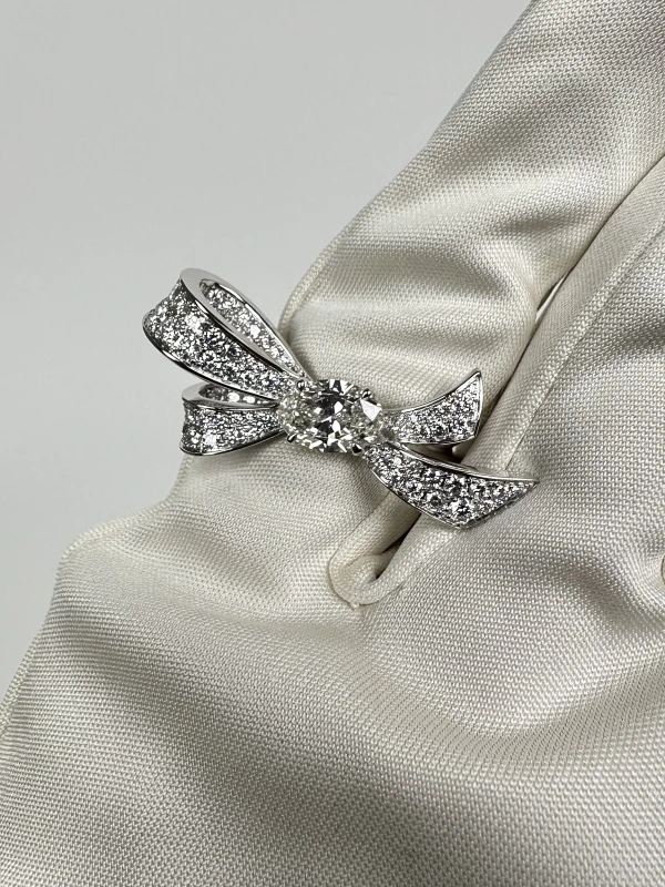 Graff WHITE GOLD DIAMOND TILDA'S BOW RING RGR978 4