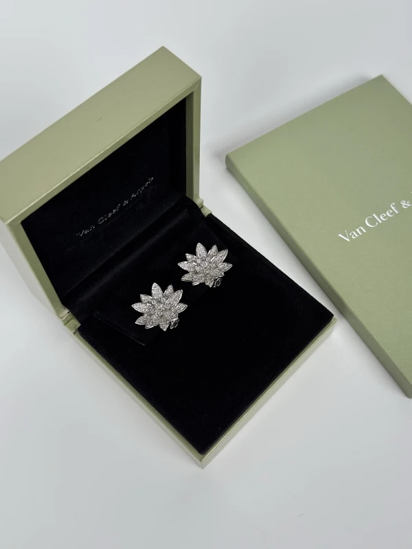 Van Cleef & Arpels. LOTUS EARRINGS, MEDIUM MODEL VCARO96C00 6