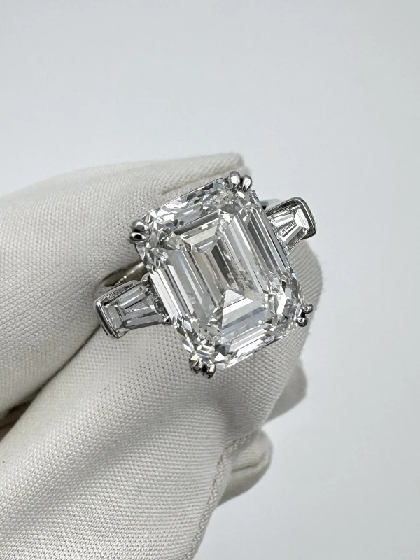 GRAFF EMERALD CUT  DIAMOND 7.71 CT G/VVS1 RING (GIA) GR15126 3