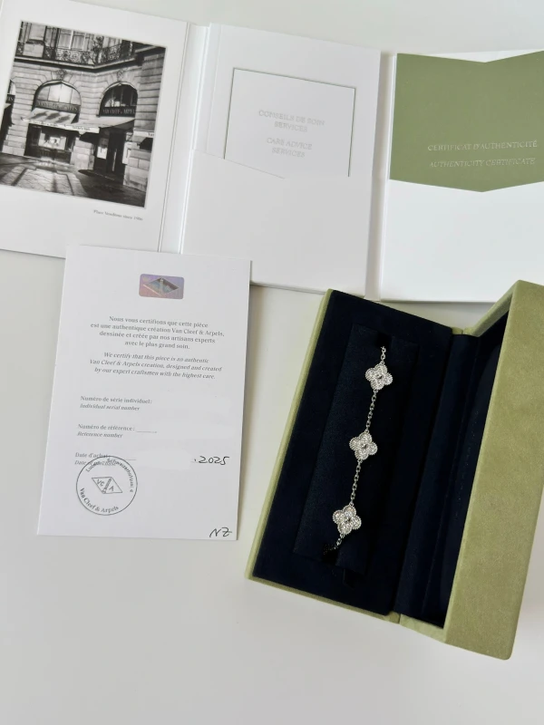 Van Cleef & Arpels. VINTAGE ALHAMBRA BRACELET, 5 MOTIFS VCARA41500 3