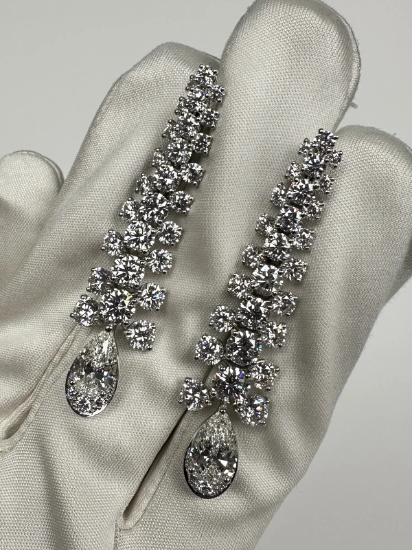 Graff WHITE PEAR SHAPE AND ROUND DIAMOND EARRING RGE1944 4