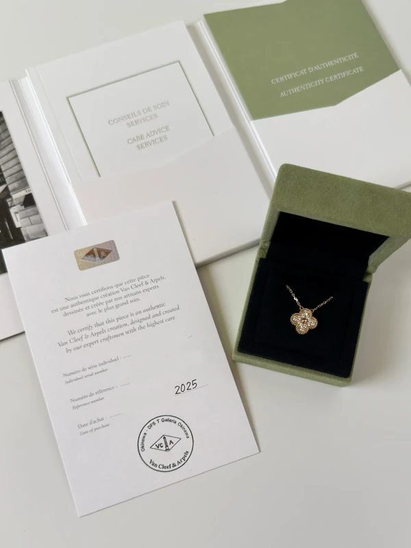 Van Cleef & Arpels Vintage Alhambra Pendant VCARP2R300 5