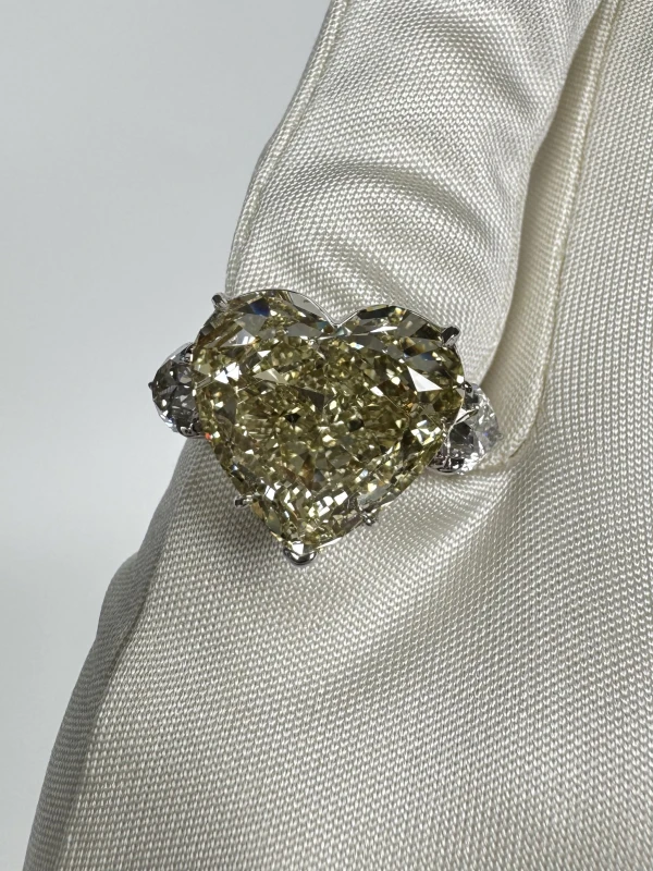 No name HEART DIAMOND 8.32 CT FANCY LIGHT BROWNISH GREENISH RING (GIA) NN8.32 CT FLBGY/VS 4
