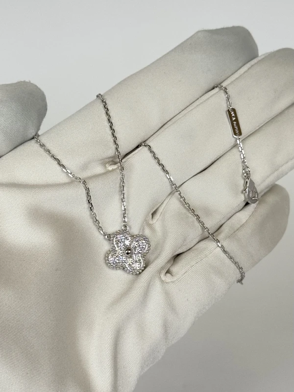 Van Cleef & Arpels. VINTAGE ALHAMBRA  PENDANT VCARA46100 3