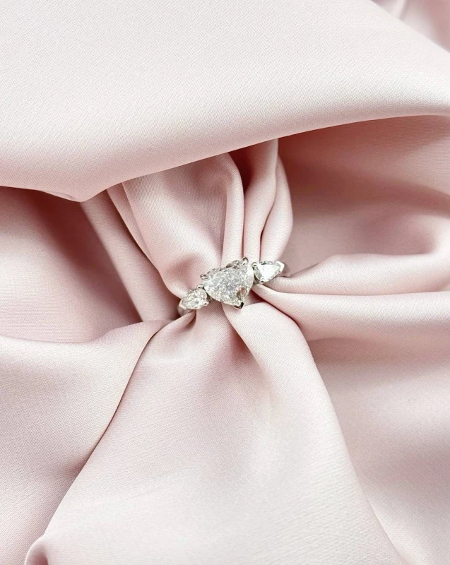 No name С БРИЛЛИАНТОМ 2.02 СТ E/VS2 2.02 СТ E/VS2 4