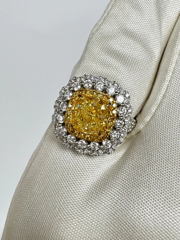 Earrings without a brand CUSHION DIAMOND 2.03 CT FANCY YELLOW/VVS1 RING (SIZE 51) NN2.03 FY/VVS 4