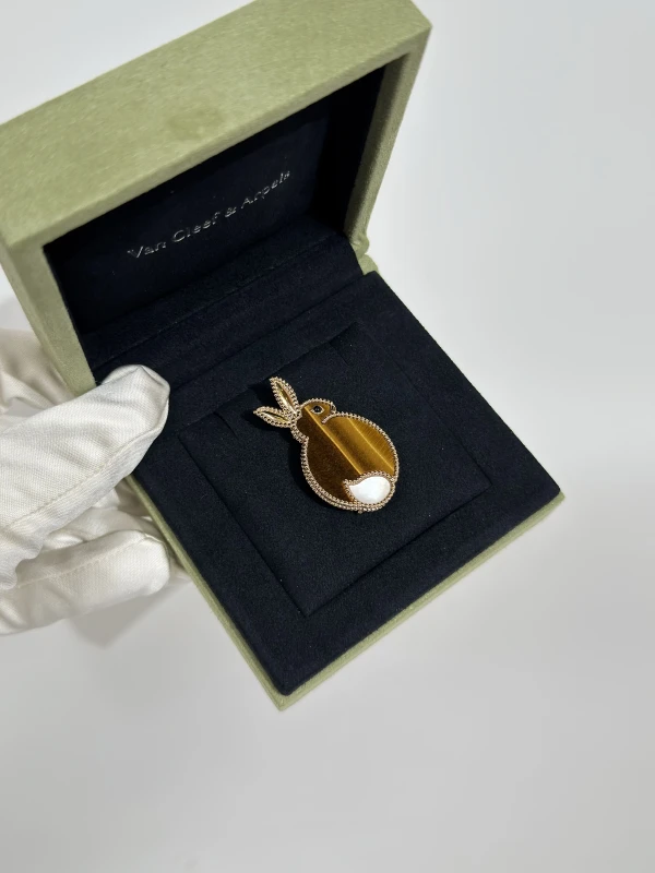 Van Cleef & Arpels LUCKY ANIMALS, RABBIT CLIP VCARP7UN00 4