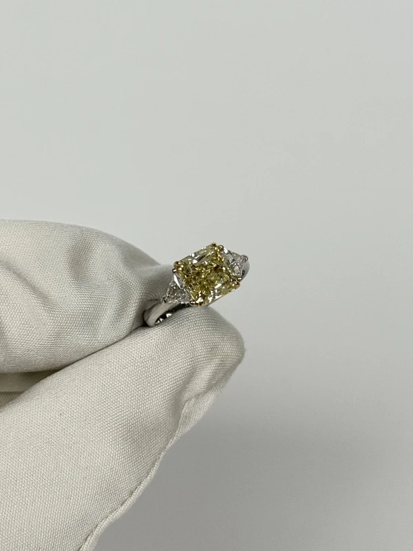Earrings without a brand RADIANT DIAMOND RING (SIZE 52) GIA NN 3.02 CT Y-Z/SI2 3