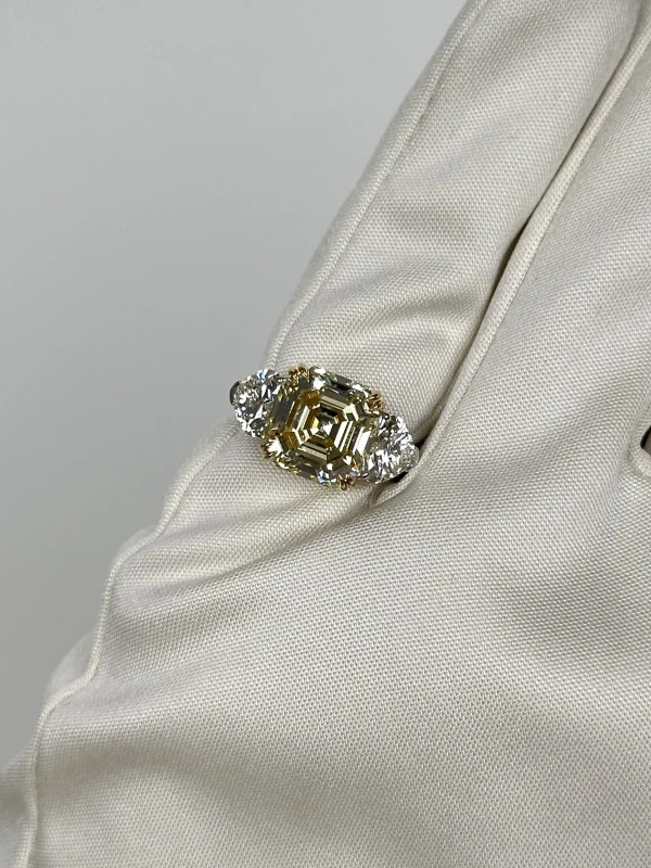 RalfDiamonds EMERALD DIAMOND 5.50 CT LY/VS1 RING (SIZE 52) 5.50 CT LY/VS 5