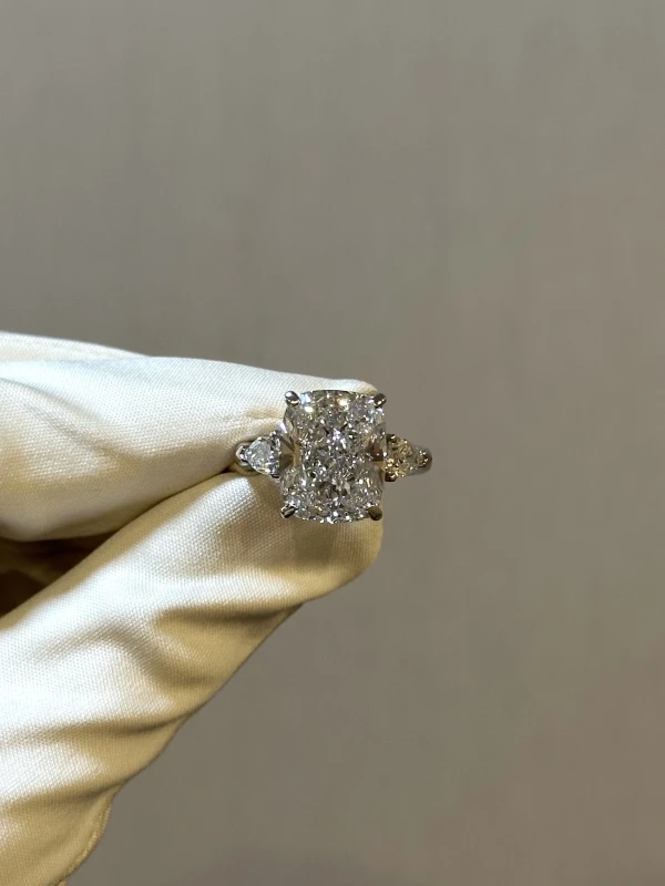 СЕРЬГИ NO NAME CUSHION DIAMOND 11.05 CT G*/VVS2 RING (GIA) NN11.05CT 2