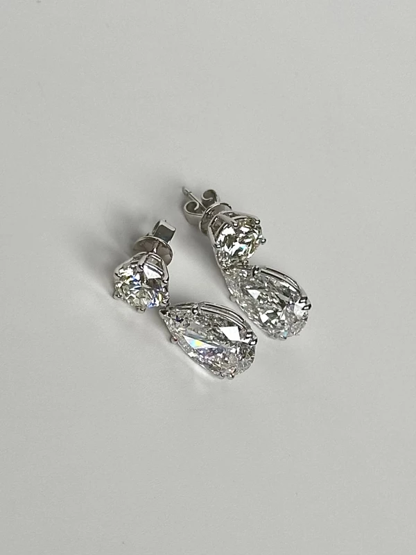 Earrings without a brand PEAR AND ROUND DIAMOND EARRINGS 4.01-4.01 CT E-F/VS2 (GIA) 4.01-4.01 CT E-F/VS2 (GIA) 5