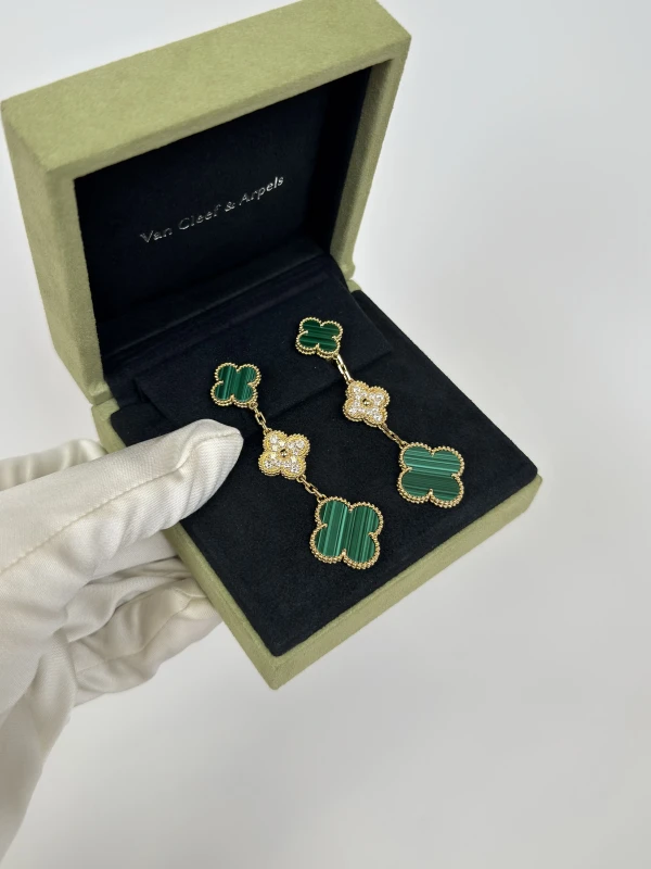 Van Cleef & Arpels. Magic Alhambra earrings, 3 motifs VCARO9II00 5