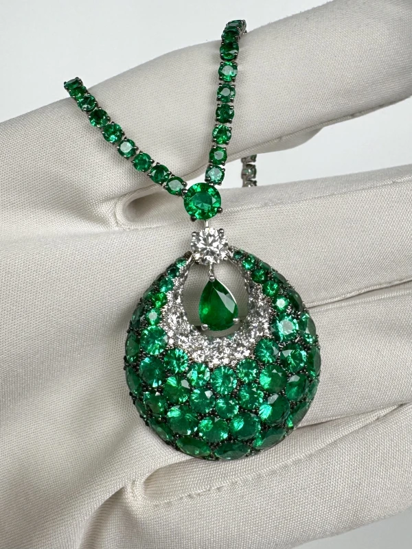 Graff Emerald 23.00 ct and Diamond 3.00 ct Necklace RGN Em Dia 4