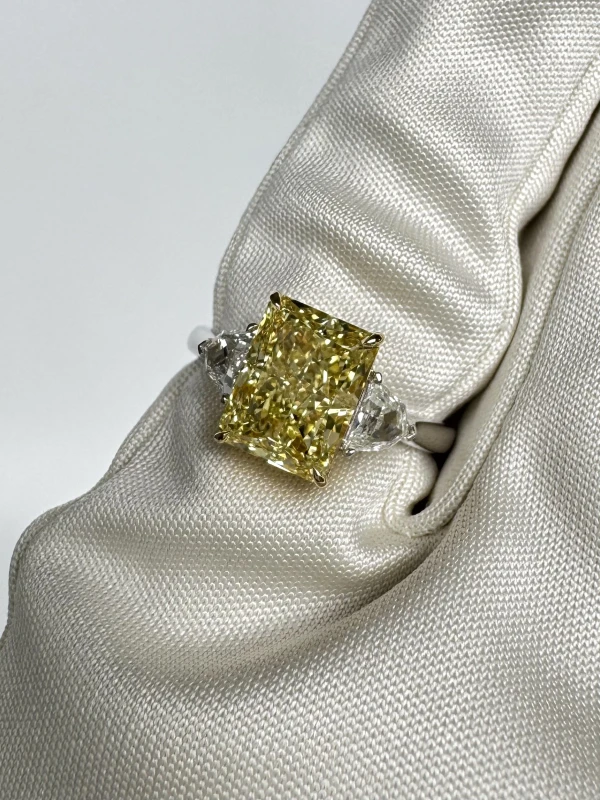Earrings without a brand RADIANT DIAMOND 3.00 CT FANCY YELLOW/SI1 RING (GIA) nn3.00 FY/SI1 3