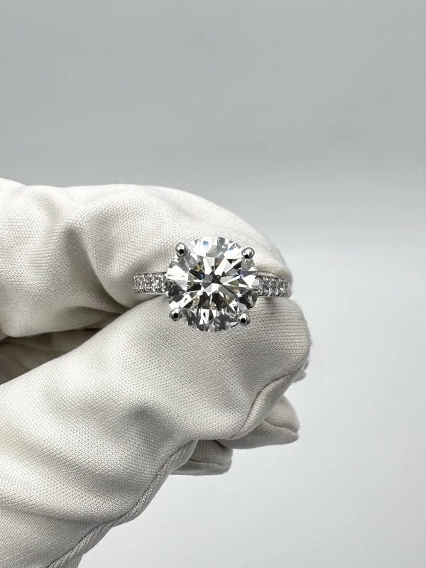 De Beers ROUND DIAMOND 4.01CT L/VS1 RING (GIA) 4.01ct L/VS1 GIA 2