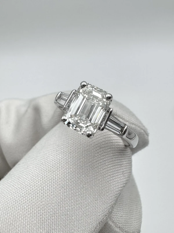 Earrings without a brand КОЛЬЦО EMERALD DIAMOND 2.08CT H/VS1 (SIZE 50) 2.08ct h/vs1 2