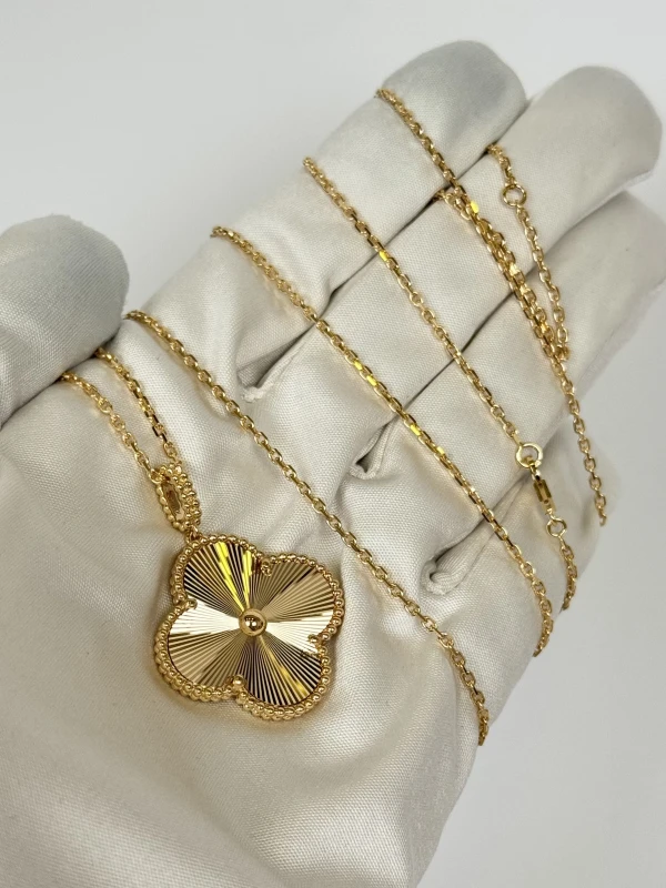 Van Cleef & Arpels. MAGIC ALHAMBRA LONG NECKLACE, 1 MOTIF, YELLOW GOLD VCARP4KO00 3