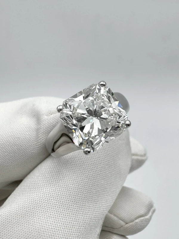 Tiffany & Co VINTAGE RING, LUCIDA DIAMOND 5.16 CT H/VVS1 TC5.16 2