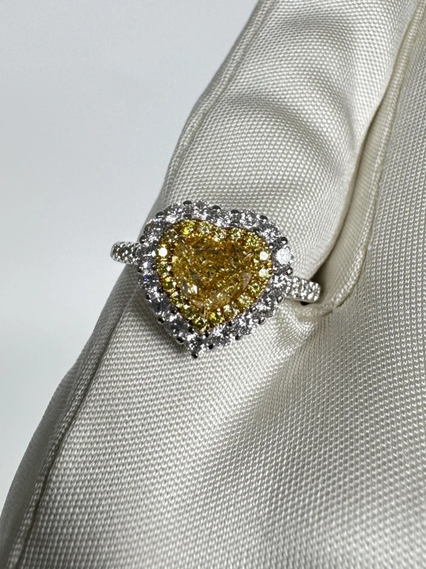 Earrings without a brand HEART DIAMOND 1.00 CT FANCY LIGHT YELLOW/VS2 RING (SIZE 53) NN1.00 FLY/VS2 3