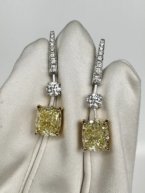 Graff DIAMOND EARRINGS 5.01 - 5.02 CT FY/VS1-VVS2 (GIA) 5.01 - 5.02 CT FY/VS1-VVS2 (GIA) 5