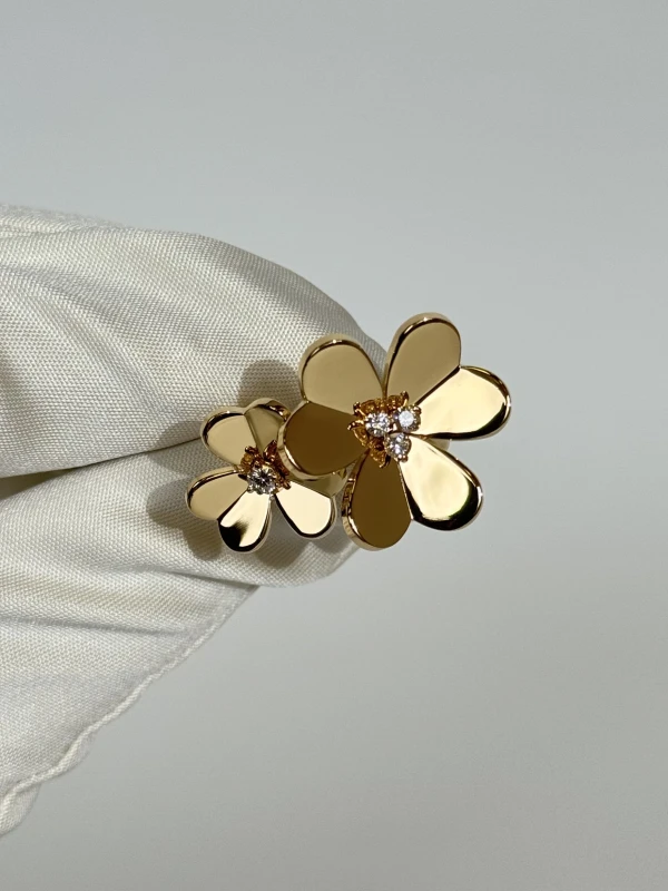 Van Cleef & Arpels. FRIVOLE BETWEEN THE FINGER RING (SIZE 51) VCARPJMD00 3