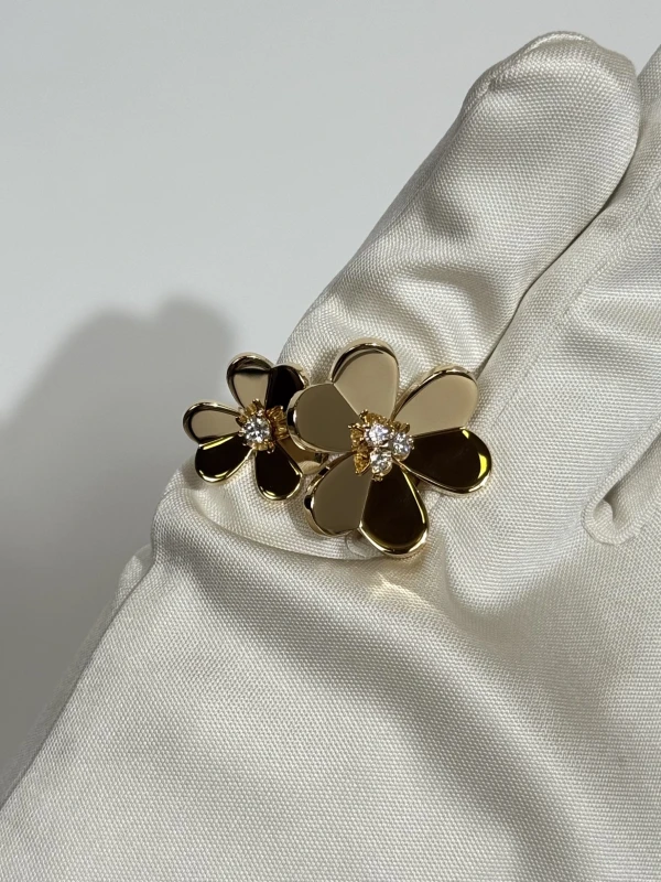 Van Cleef & Arpels. FRIVOLE BETWEEN THE FINGER RING (SIZE 51) VCARPJMD00 5