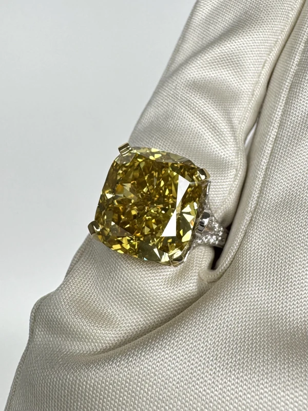 No name RADIANT DIAMOND 12.41 CT FANCY DEEP BROWNISH YELLOW/VS2 RING (GIA) NN12.41 CT FDBY/VS2 4
