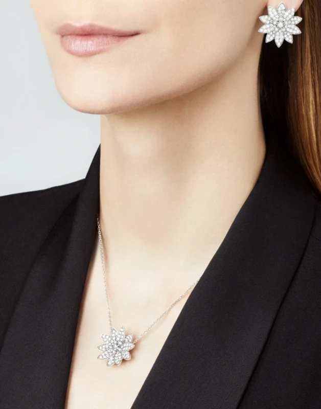 Van Cleef & Arpels. Lotus clip pendant, medium model VCARA12600 2