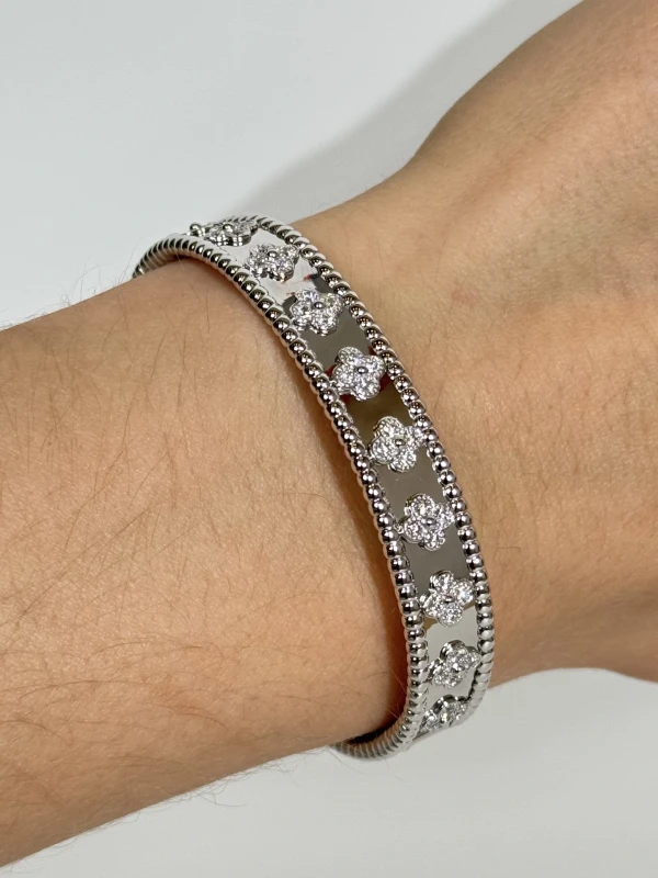 Van Cleef & Arpels. Perlée clovers bracelet, medium model VCARN5B100 5