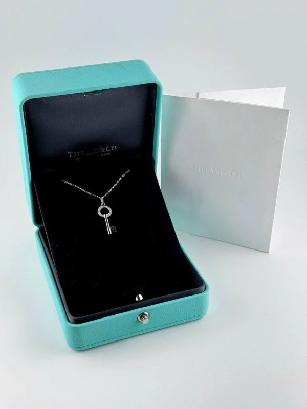 Tiffany & Co MODERN OPEN MINI DIAMOND KEY PENDANT, WHITE GOLD GRP10439 10