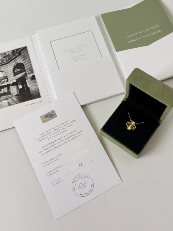 Van Cleef & Arpels. VINTAGE ALHAMBRA PENDANT VCARP4KL00 5