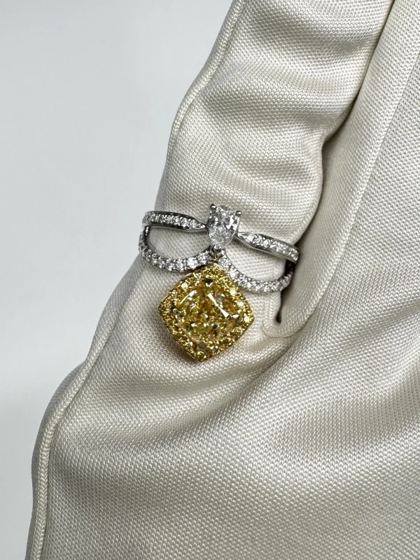 No name CUSHION DIAMOND 1.00 CT FANCY LIGHT YELLOW/VS1 RING (GIA) NN1.00CT FLY/VS1 3