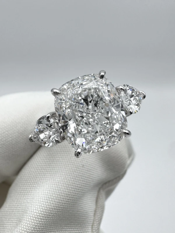 Earrings without a brand CUSHION DIAMOND 4.01 CT E/VS1 RING (GIA) 548-NN4.01 4