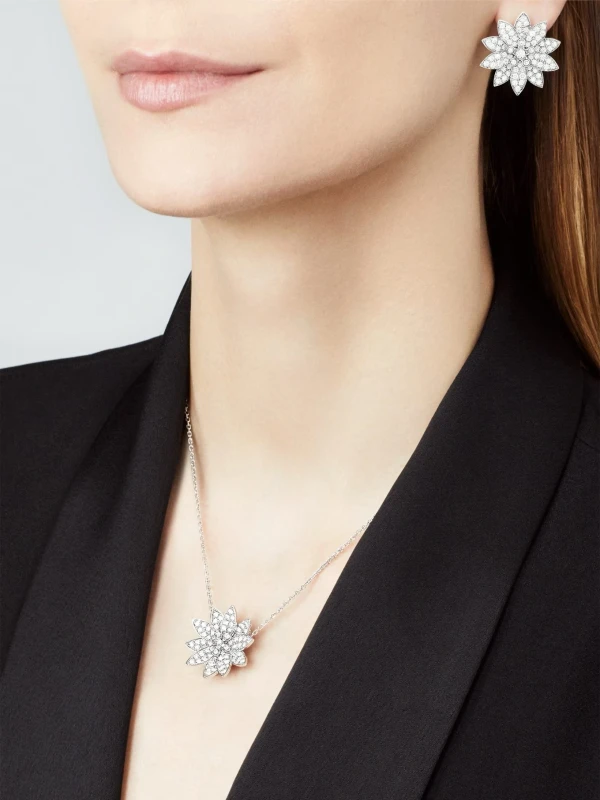 Van Cleef & Arpels. Lotus earrings, medium model VCARO96C00 3