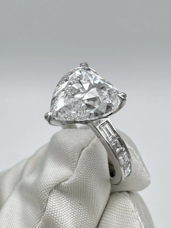 No name HEART DIAMOND 5.02 CT D/INTERNALLY FLAWLESS RING ( TYPE IIa) (GIA) NN5.02CT D/IF 3