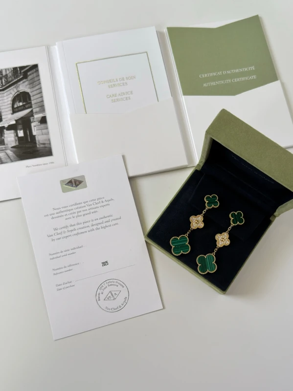 Van Cleef & Arpels. Magic Alhambra earrings, 3 motifs VCARO9II00 6