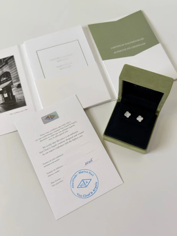 Van Cleef & Arpels. SWEET ALHAMBRA EASRTUDS VCARG12000 3