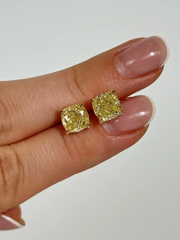 No name CUSHION DIAMOND 3.01 - 3.03 CT FANCY LIGHT YELLOW/VS EARRINGS (GIA) NN3.01-3.00FLY 3
