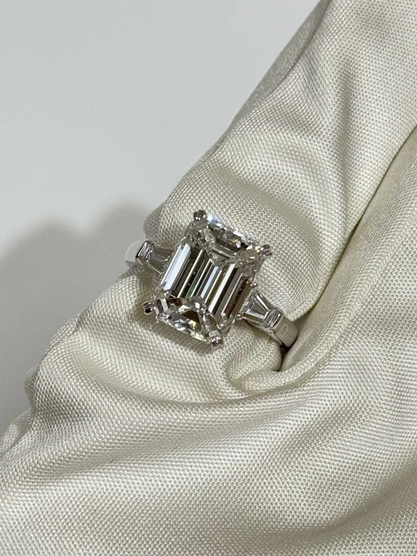 No name EMERALD DIAMOND 5.01 CT D/VVS2 RING (GIA) NN5.01D/VVS 4
