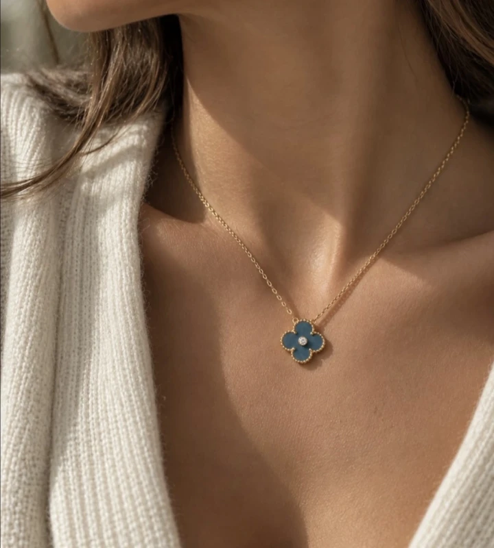Van Cleef & Arpels. HOLIDAY 2026 VINTAGE ALHAMBRA BLUE - GREY  PORCELAIN PENDANT & DIAMOND VCARPRTH00 3