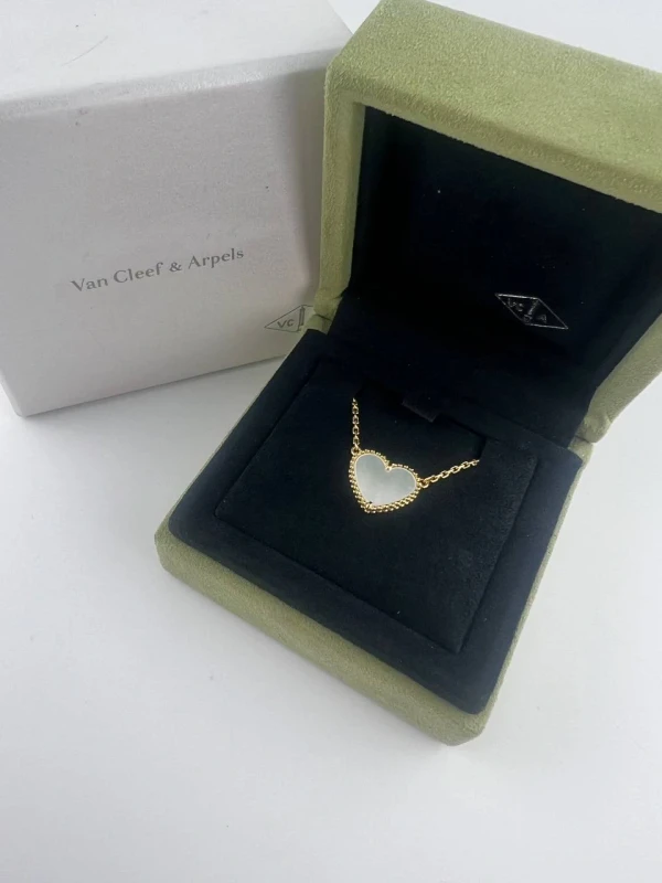Van Cleef & Arpels. lucky alhambra heart PENDANT vcard98700 2